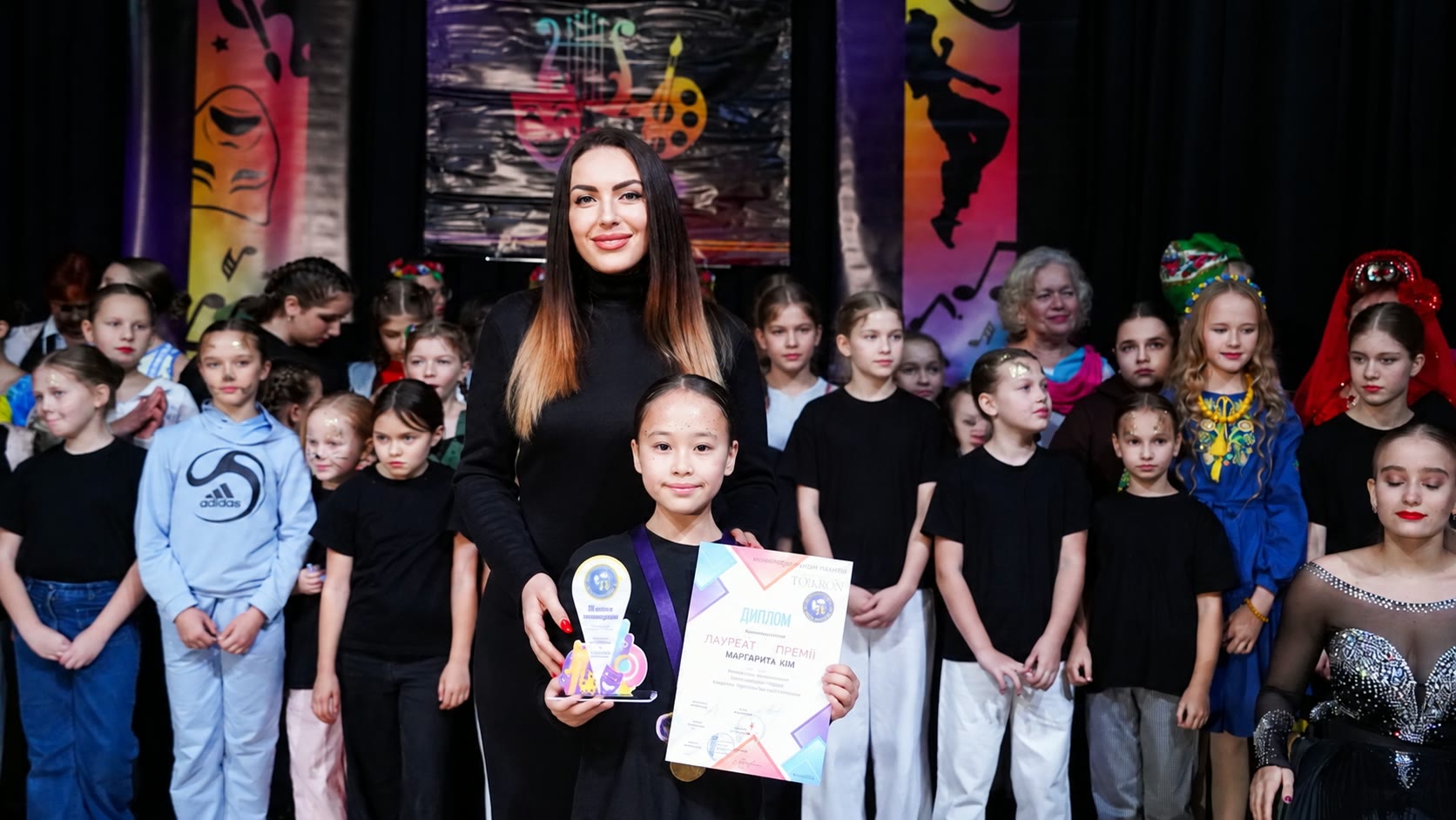 Учениця з дипломом на нагородженні